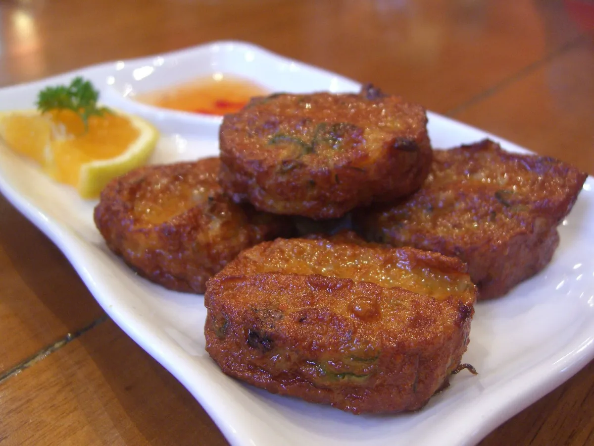 Chiftele thailandeze de pește (tod mun)