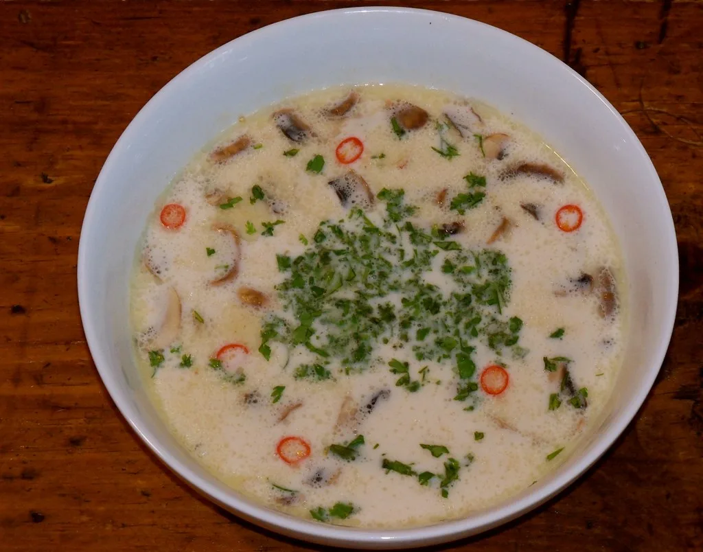 Tom kha gai — supă de cocos cu pui