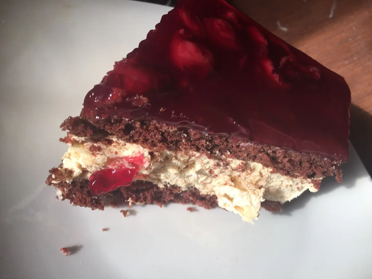 Tort cu vișine și frișcă
