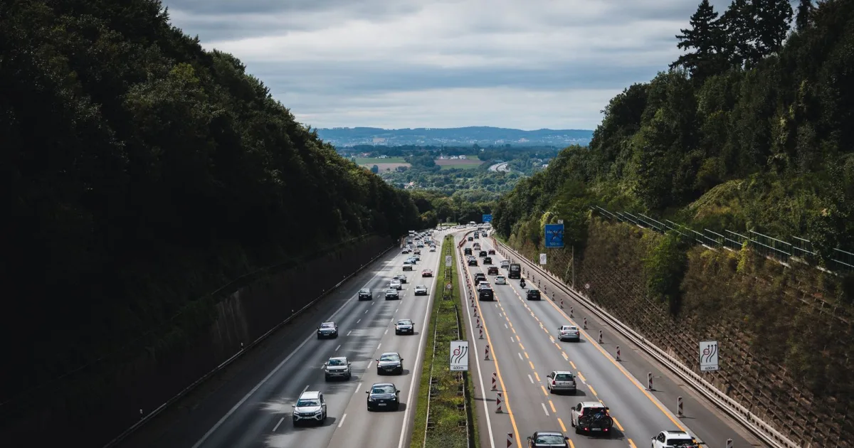 Autostradă printre păduri, într-o călătorie cu mașina în străinătate