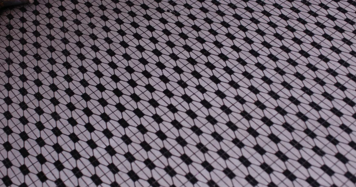 Pardoseală veche de mozaic ceramic, cu model geometric